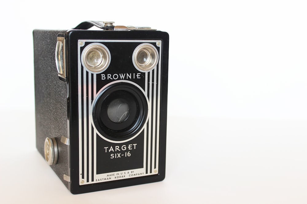 Caméra Brownie Target Six-16 noir et blanc