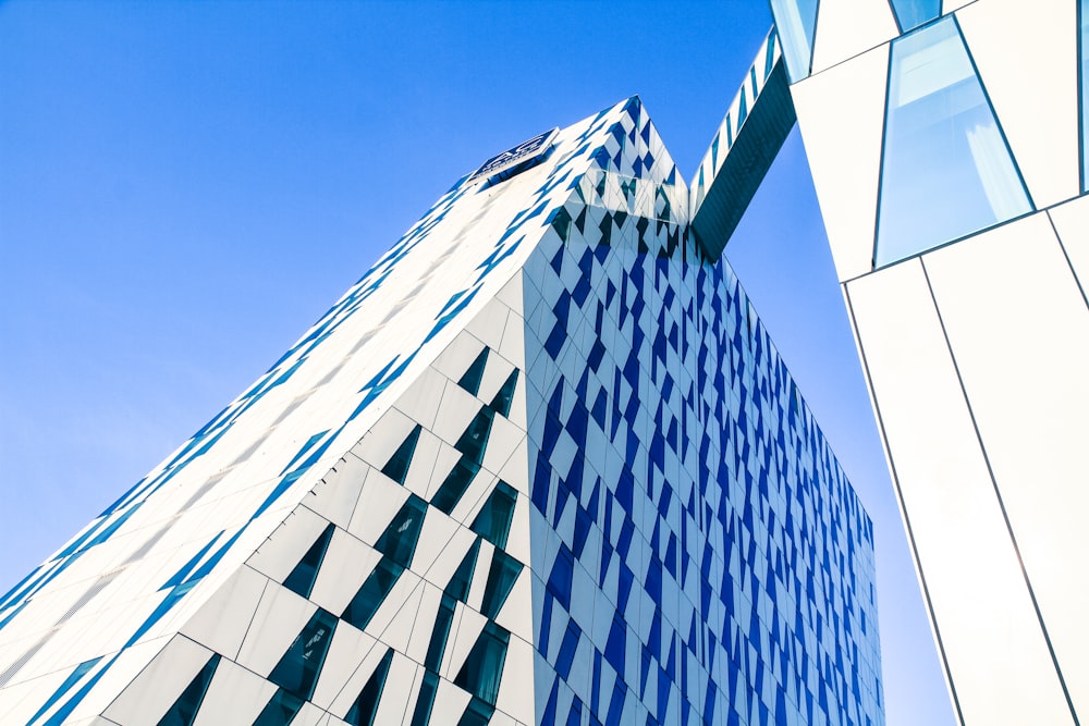 Edificio de metal y vidrio blanco y azul