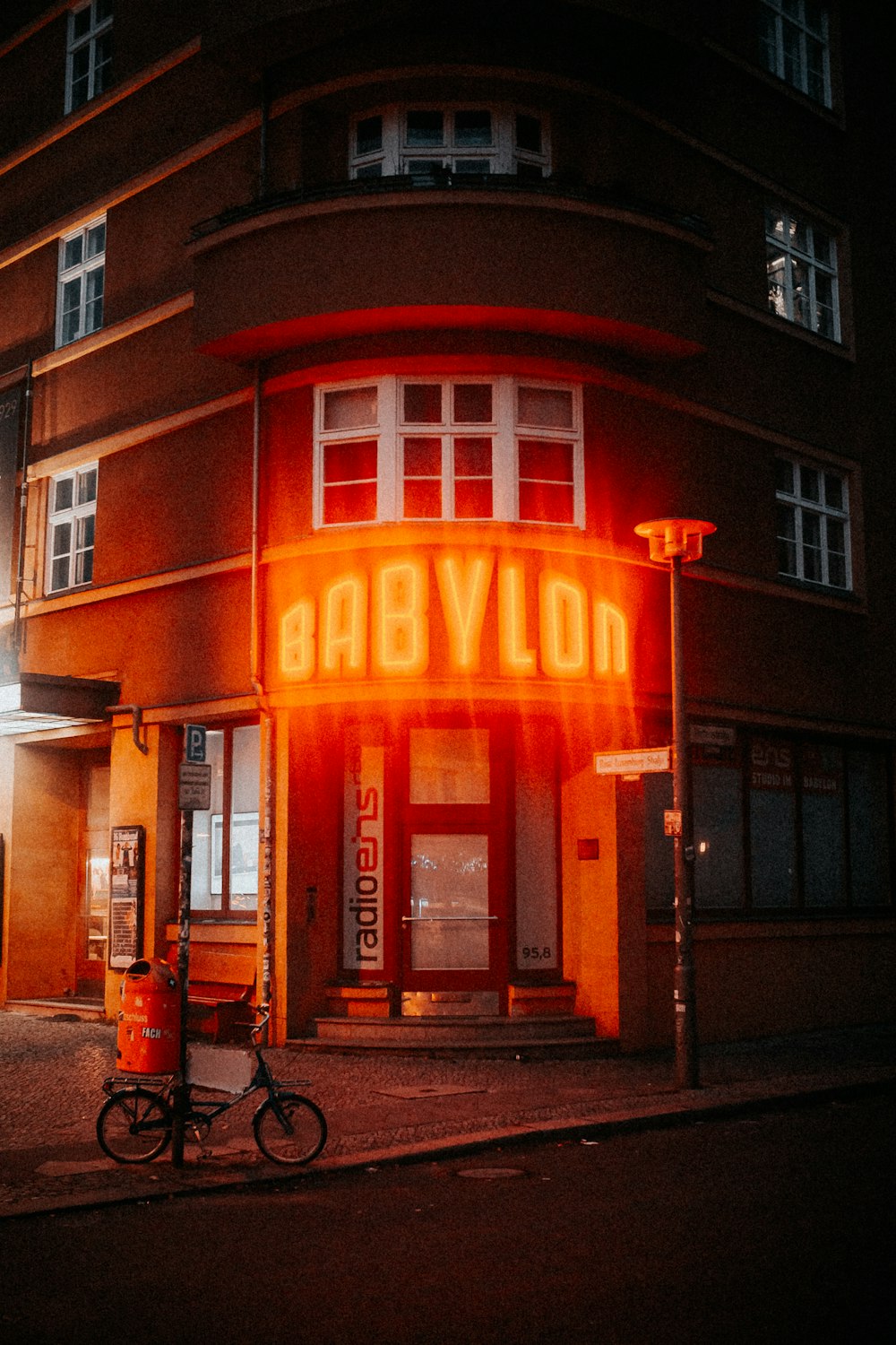orangefarbene Babylon Leuchtreklame