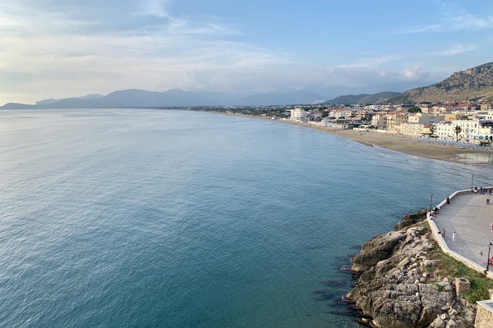 specchio d'acqua ed edifici bianchi