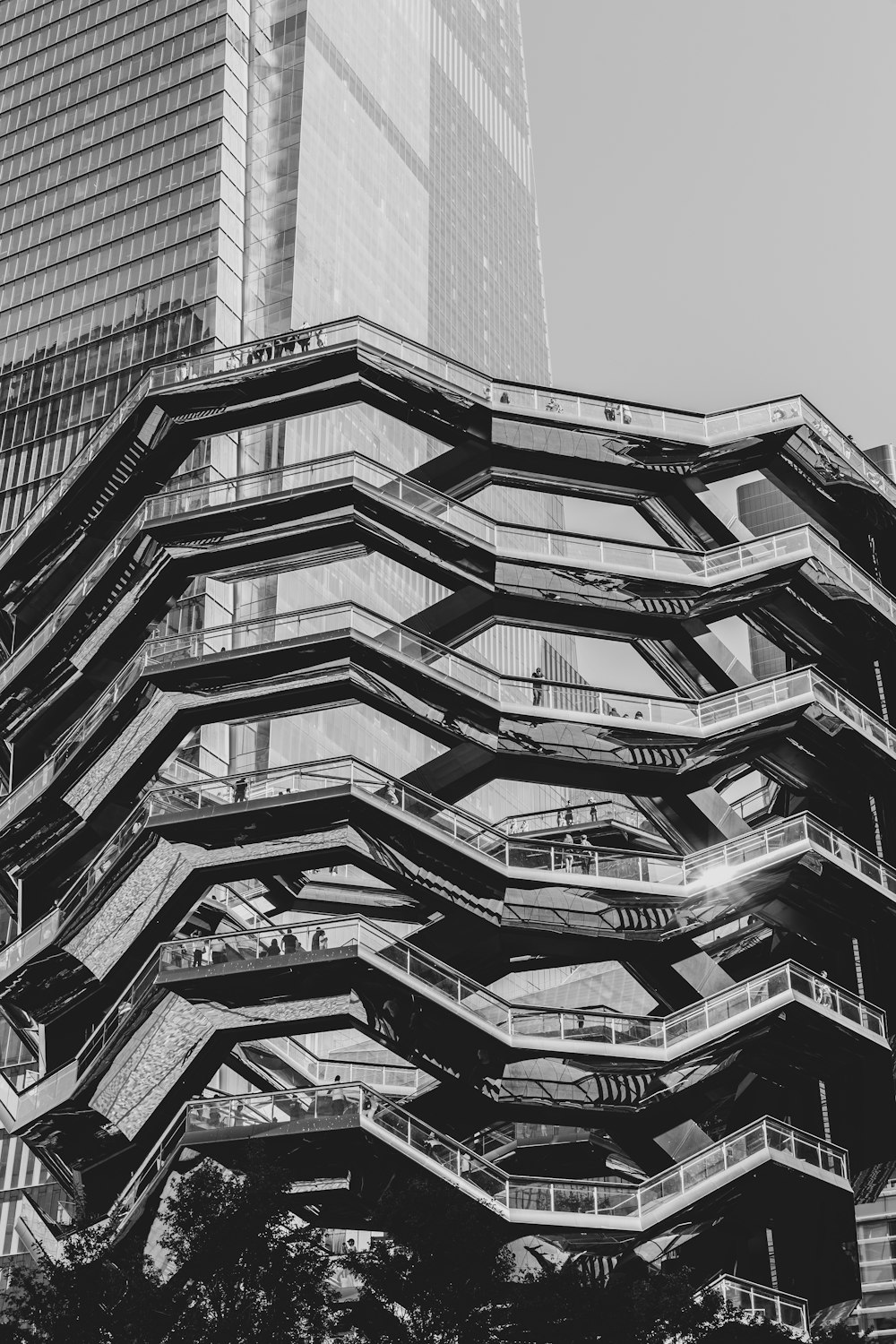 Photographie en niveaux de gris d’un bâtiment noir et gris