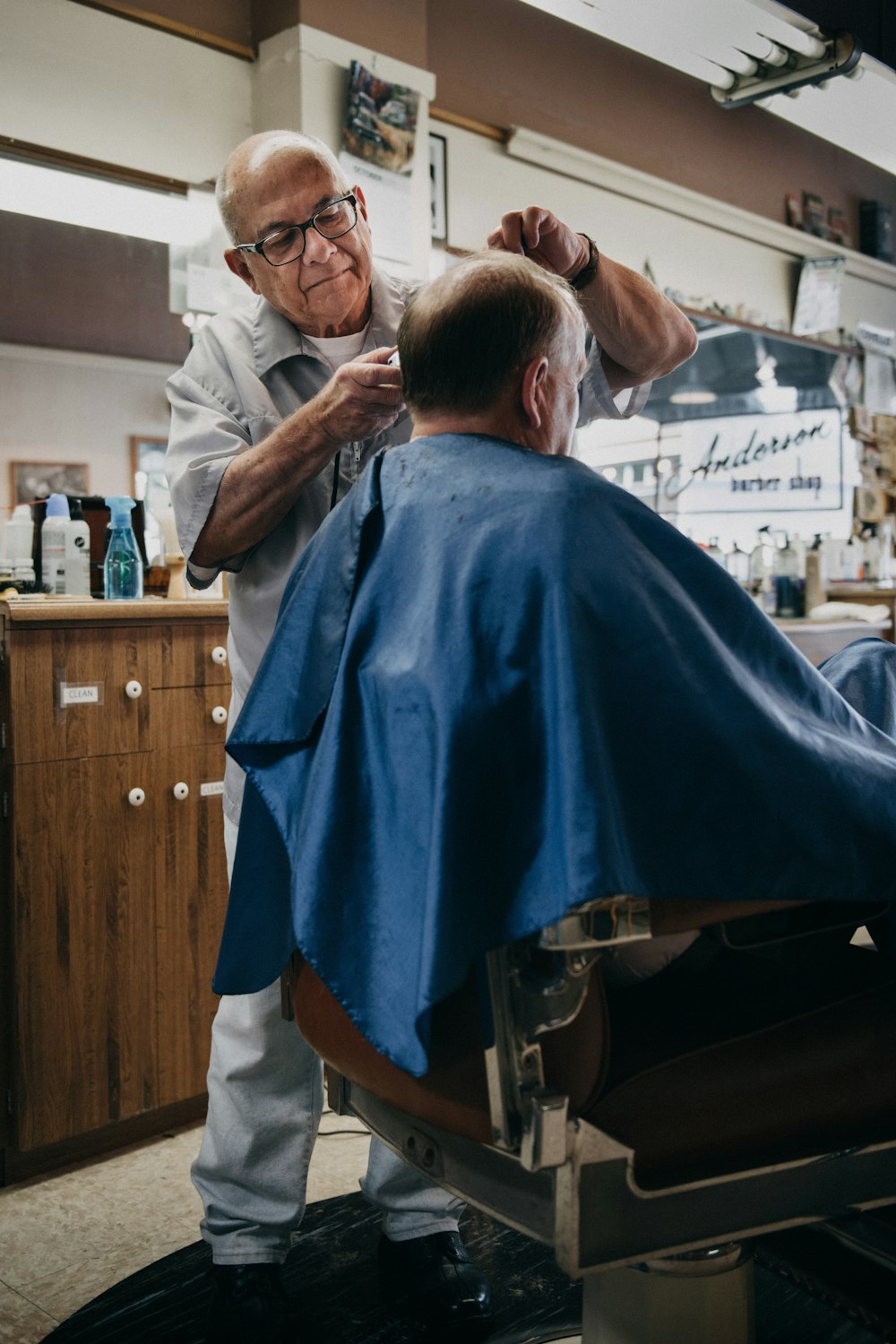 man cutting the hair