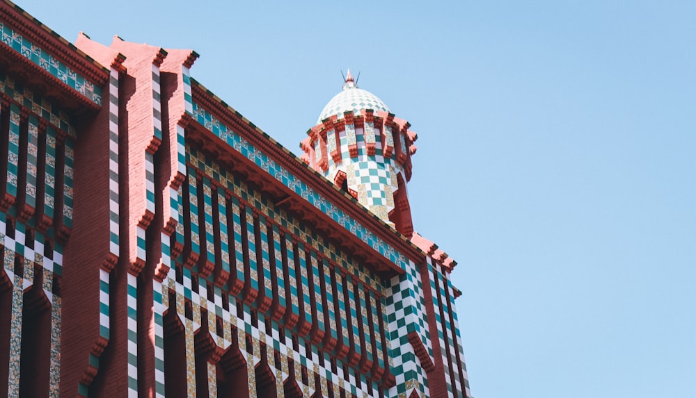 Fotografía de ángulo bajo de un edificio de hormigón rojo y azul