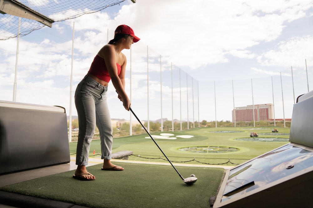 Mujer jugando al golf durante el día