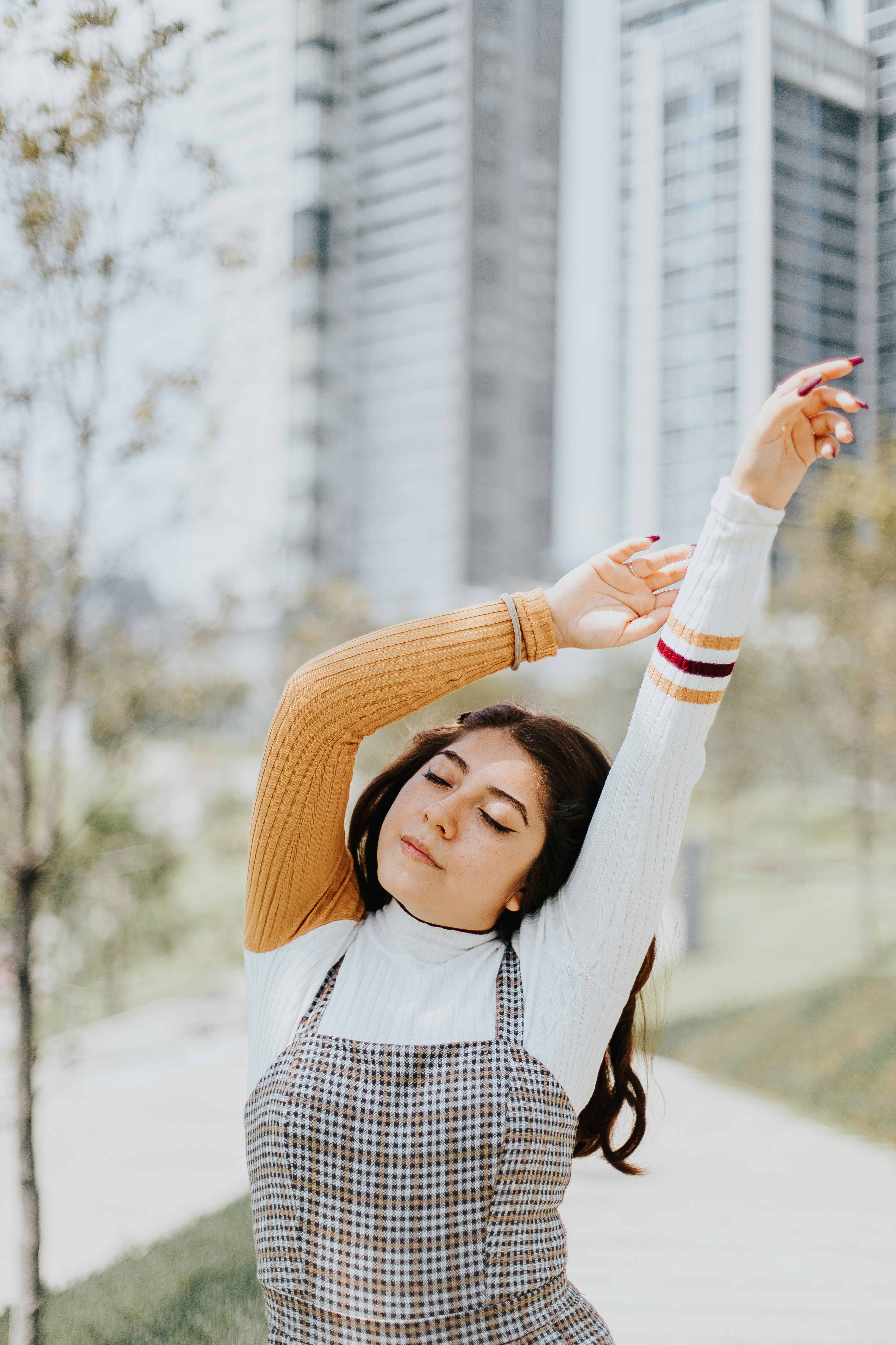 道路のそばに立つ女性