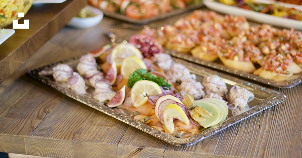 Foto zum Thema Verschiedene Lebensmittel auf Tablett auf Holzoberfläche