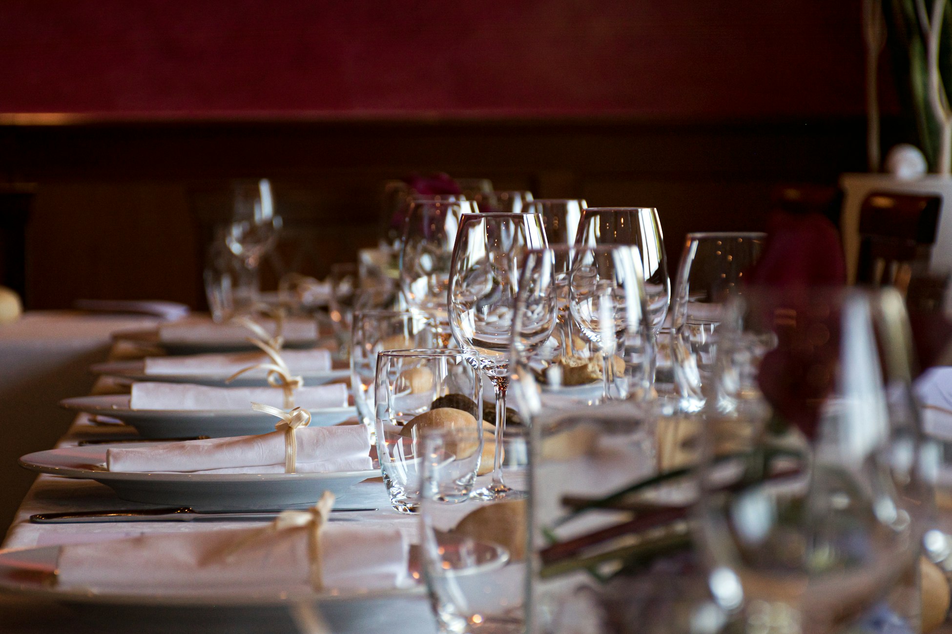 christmas table wine glasses