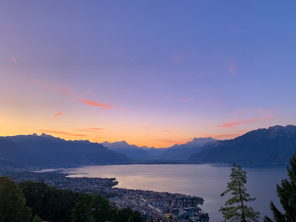 Specchio d'acqua e montagna