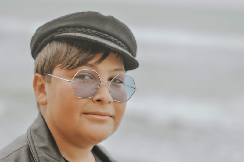 Rentoutunut nuori mies aurinkolaseissa