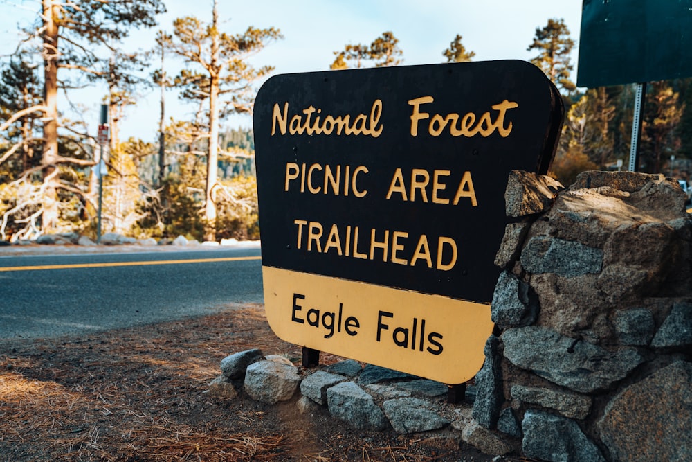 Panneau de départ du sentier de l’aire de pique-de la forêt nationale