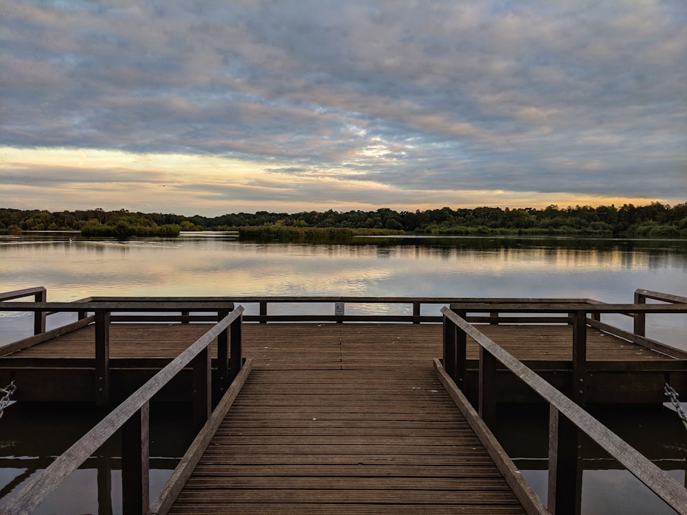 braune Holzbrücke