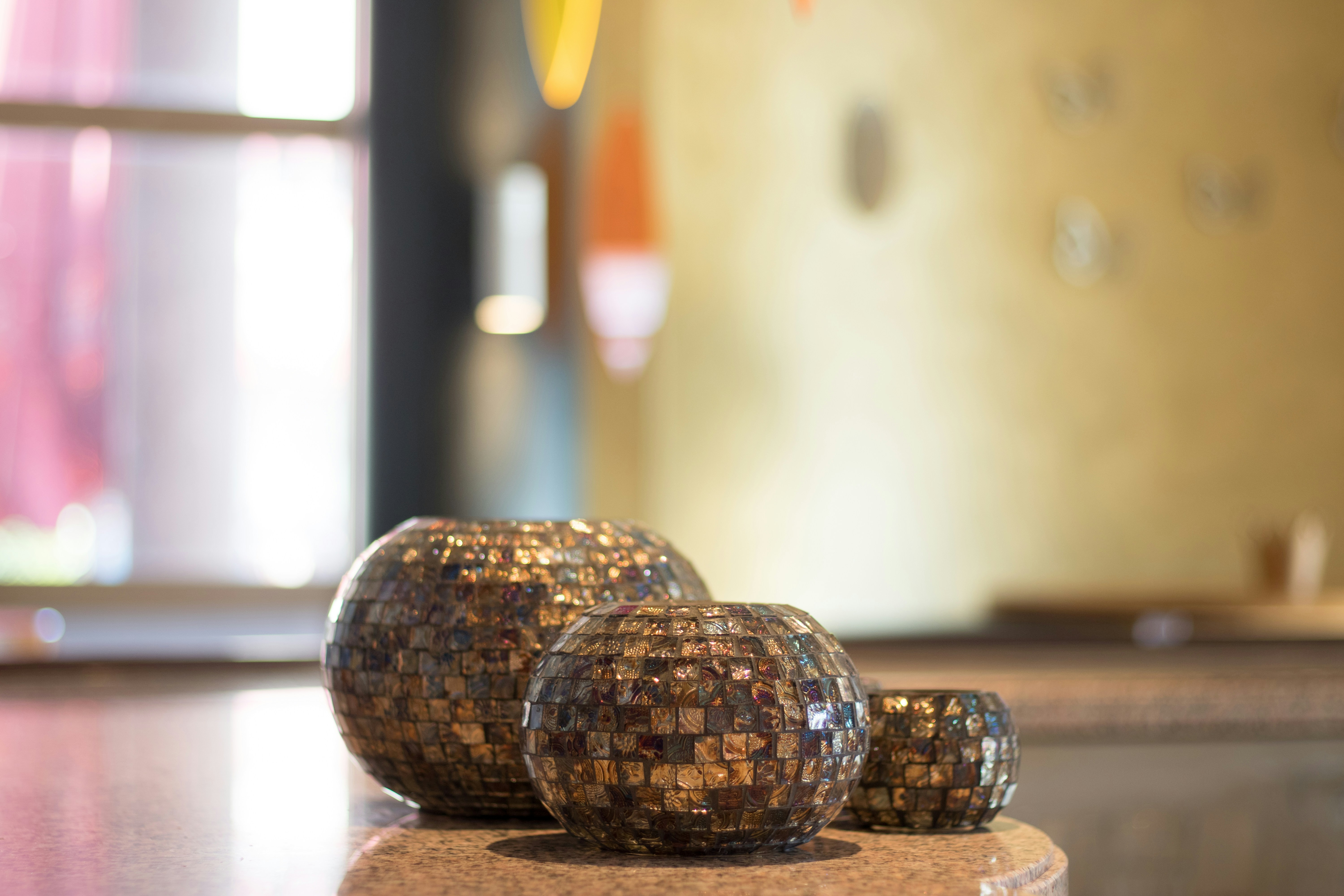 Tre vasi in ceramica marrone