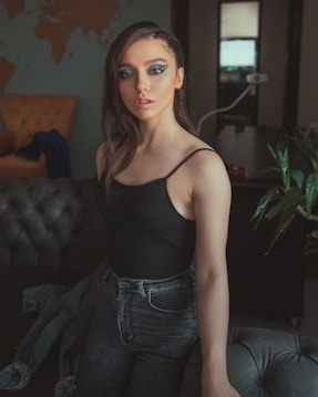 femme en haut à bretelles noir