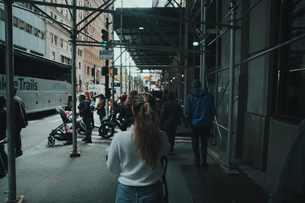 Menschen, die tagsüber am Straßenrand stehen