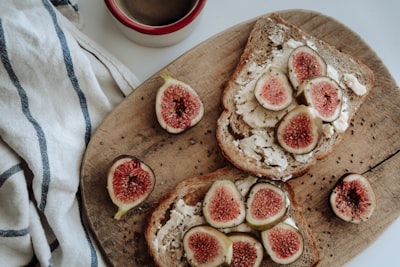 Ricotta toast with figs