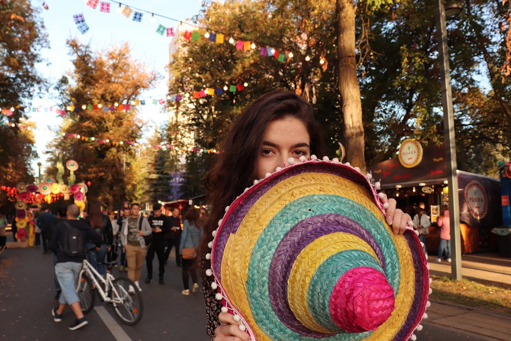 mujer sosteniendo gorra