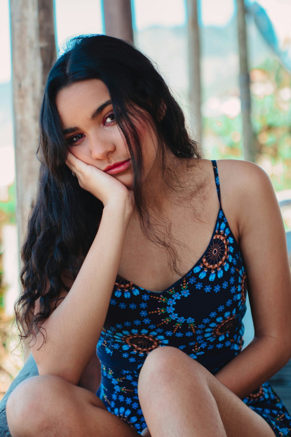 Mujer con vestido de tirantes finos florales azules y marrones