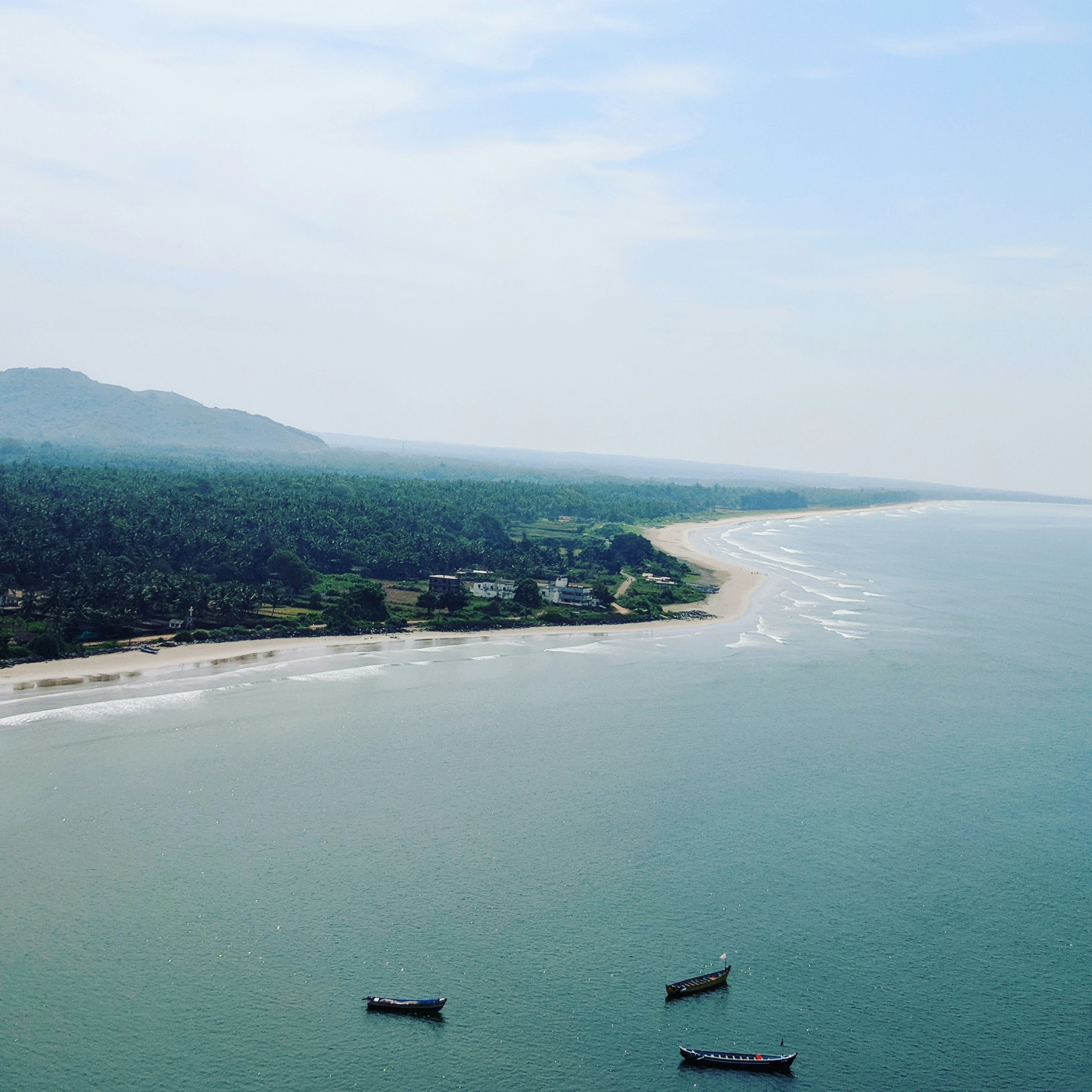 Tiga perahu hitam di atas perairan