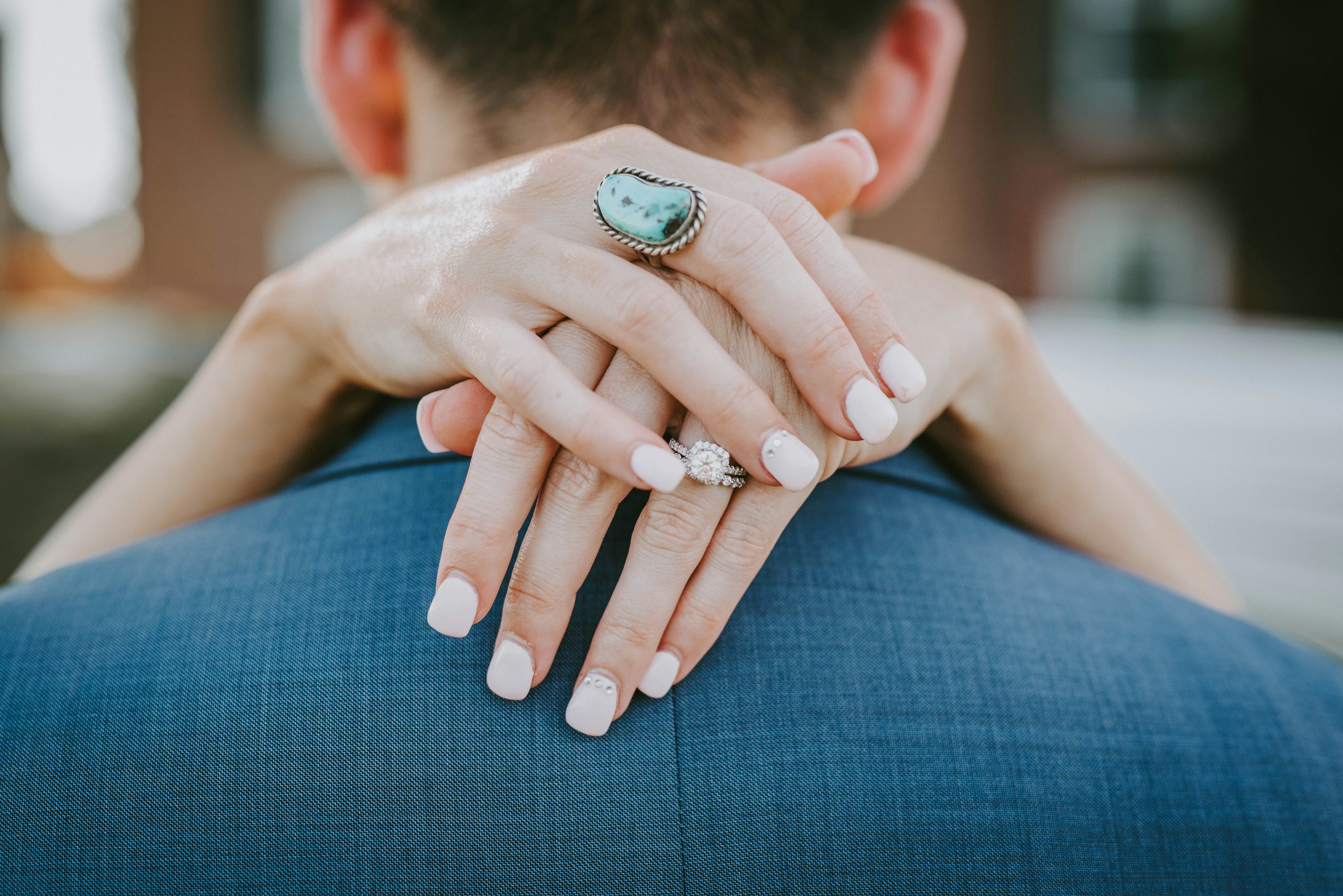 銀色の指輪と白いマニキュアを身に着けている人の写真 Unsplashで見つけるhumanoの無料写真