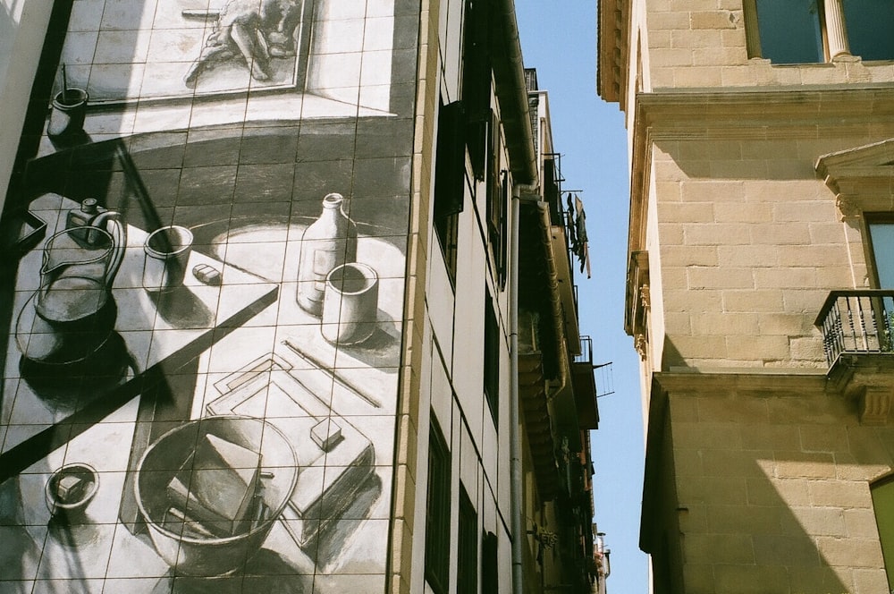 une murale sur le côté d’un bâtiment
