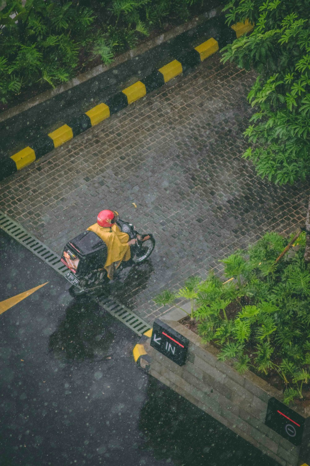 バイクに乗っている赤いヘルメットの人