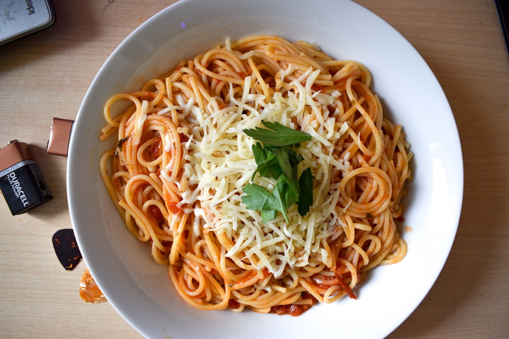 Spaghetti auf weißem Teller