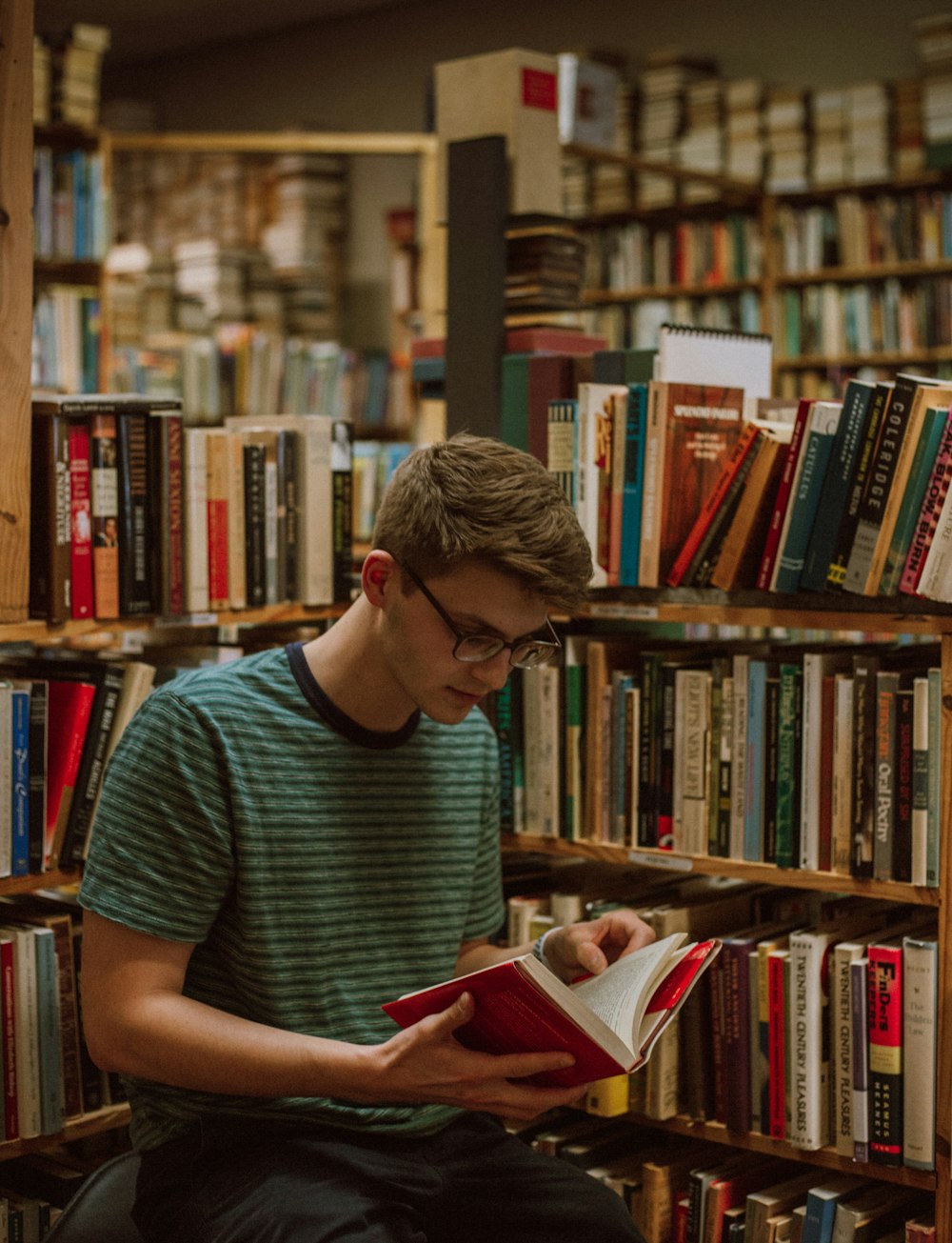 libro di lettura dell'uomo