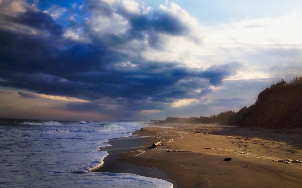 sea waves at daytime