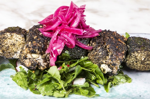 The colorful falafelkom counter with freshly made pita breads and a variety of colorful salad toppings.