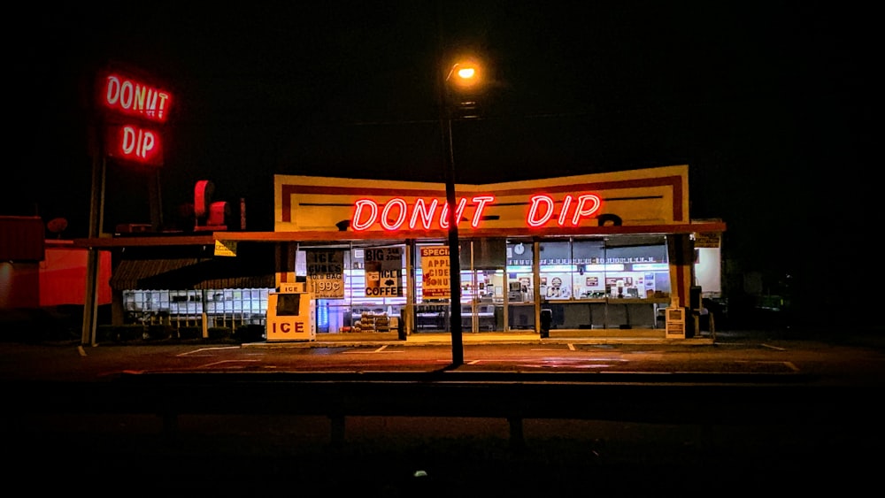 insegna al neon Donut Dip rossa