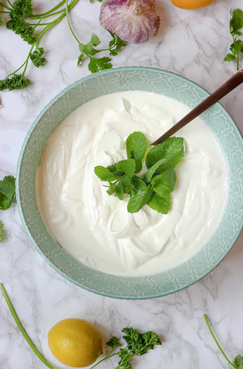 eine Schüssel Joghurt mit einem Löffel darin