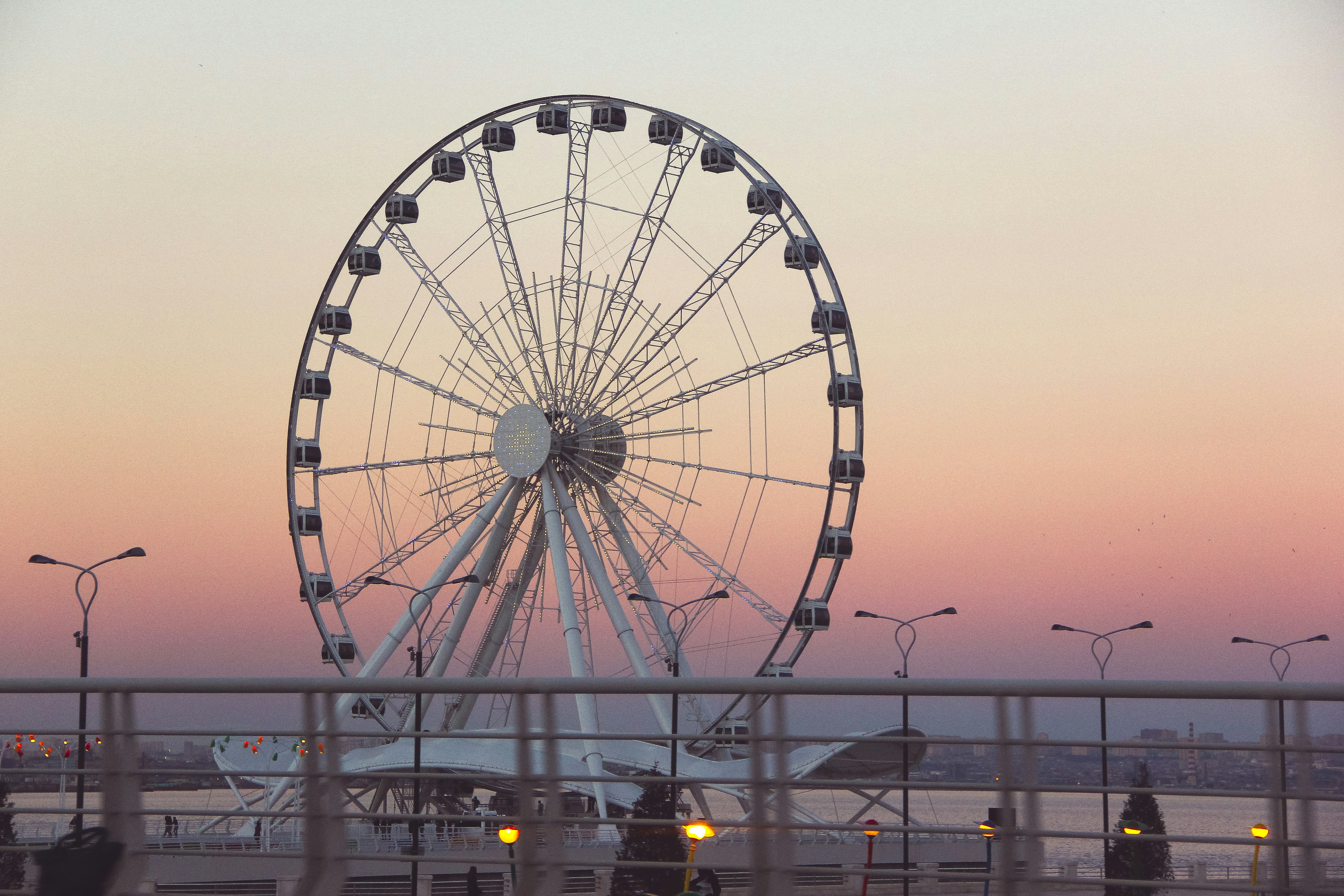 수역 근처의 흰색 관람차