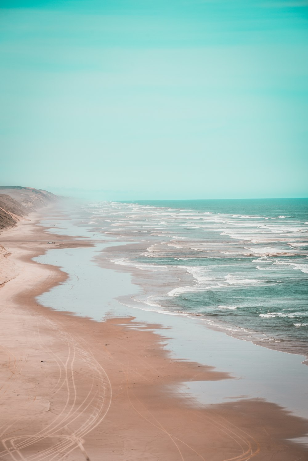 une vue de la plage depuis le sommet d’une colline