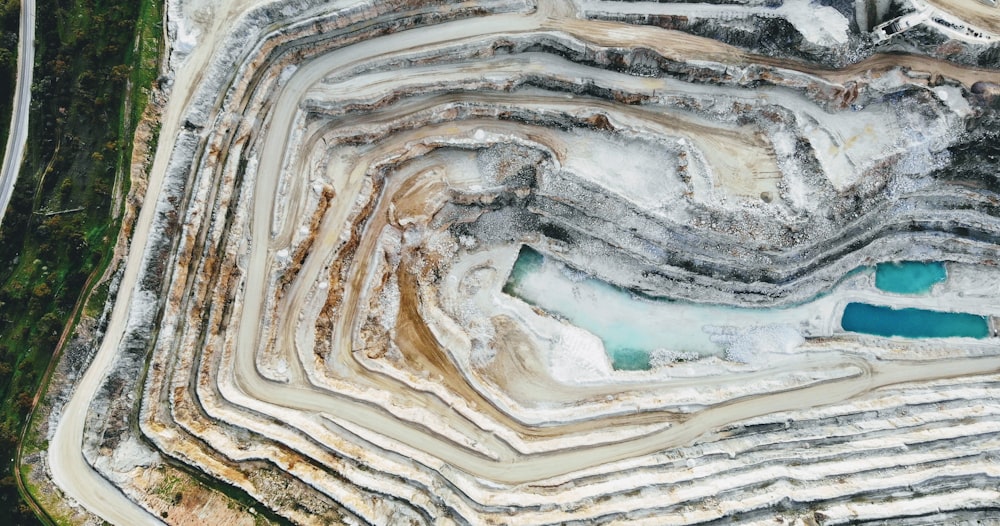 une vue aérienne d’une carrière avec une piscine bleue