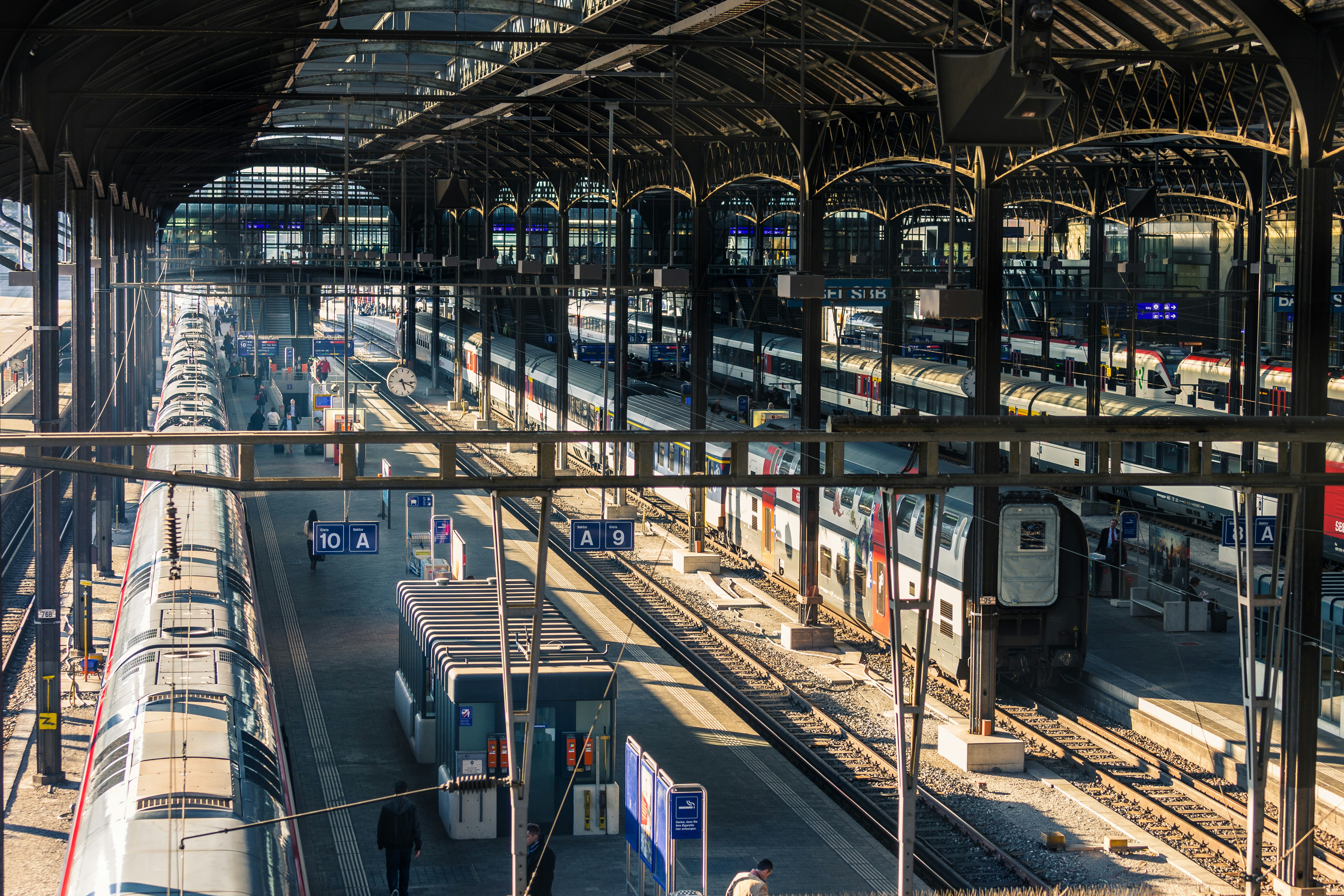 Interior de la Estación de Ferrocarril Bahnhof Basel SBB, Basilea, Suiza [Foto: Uwe Conrad/Unsplash]