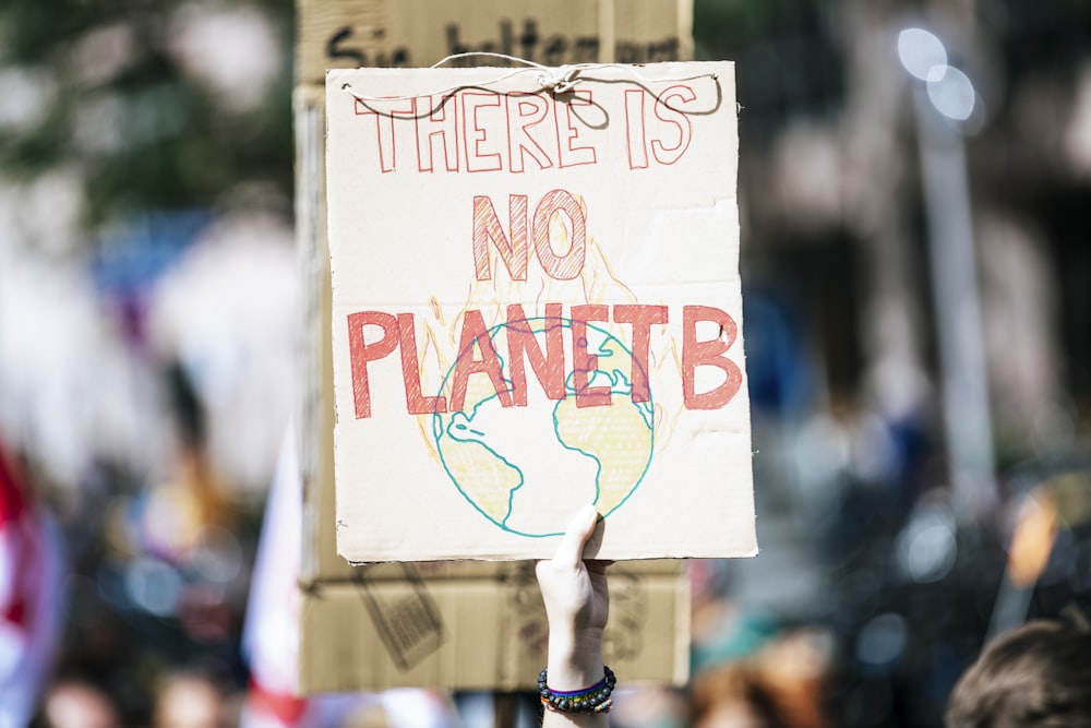 Un cartello di protesta che dice che non esiste un pianeta B