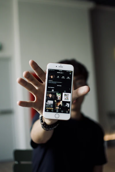 Mobiltelefon med socialt flöde