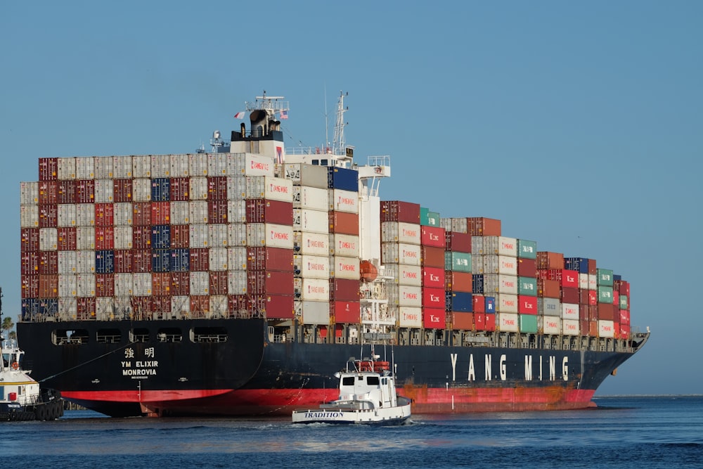 Navio preto e vermelho no corpo de água durante o dia