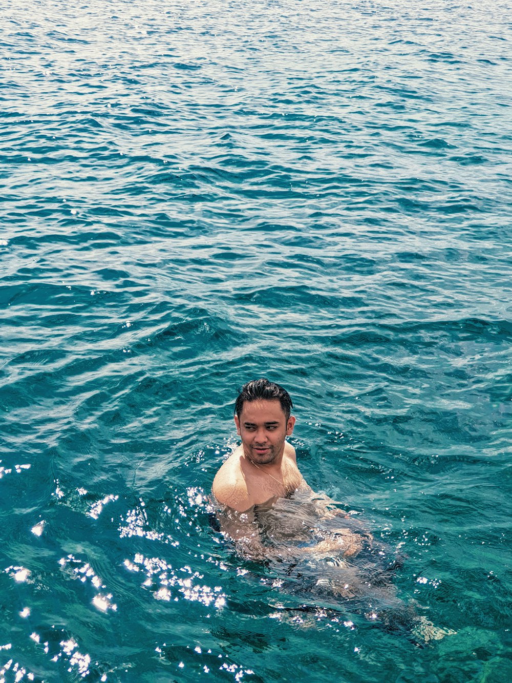 hombre en el mar durante el día