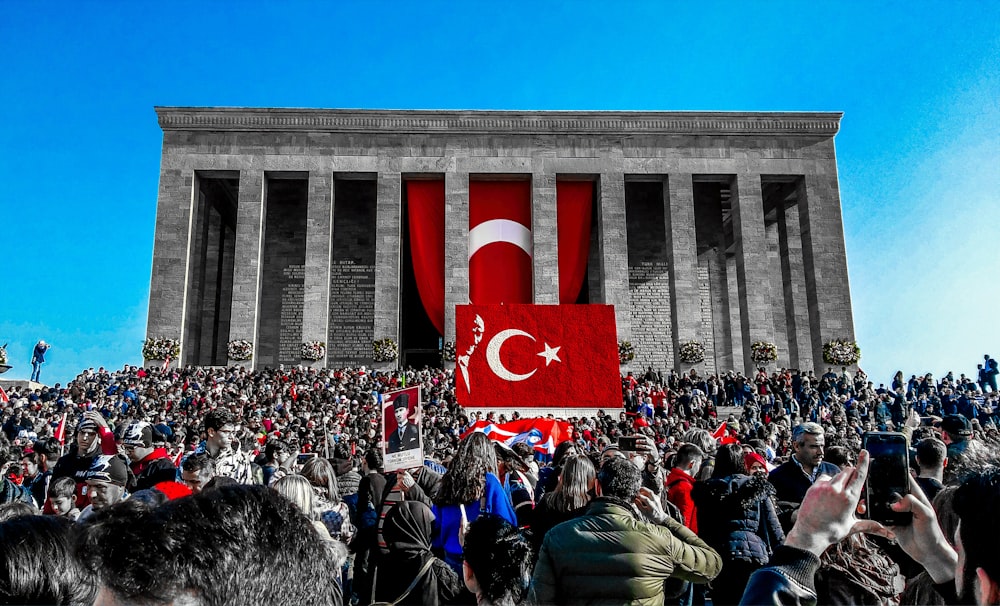 Menschen in der Nähe von Gebäuden mit türkischer Flagge