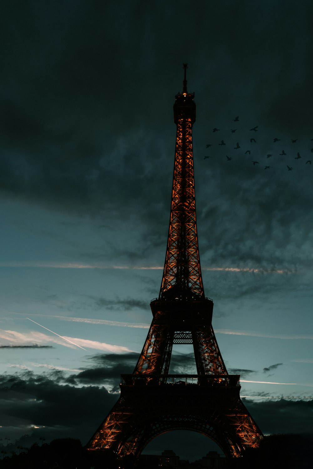 夜の時間の間にパリ フランスのエッフェル塔の写真 Unsplashで見つけるグレーの無料写真