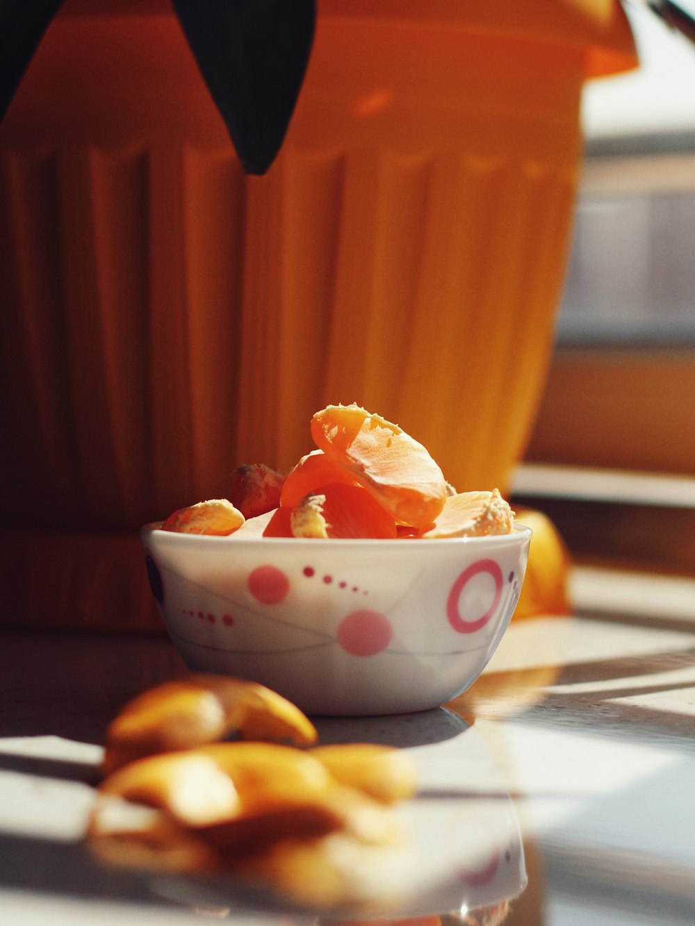 Frutta arancione su ciotola bianca