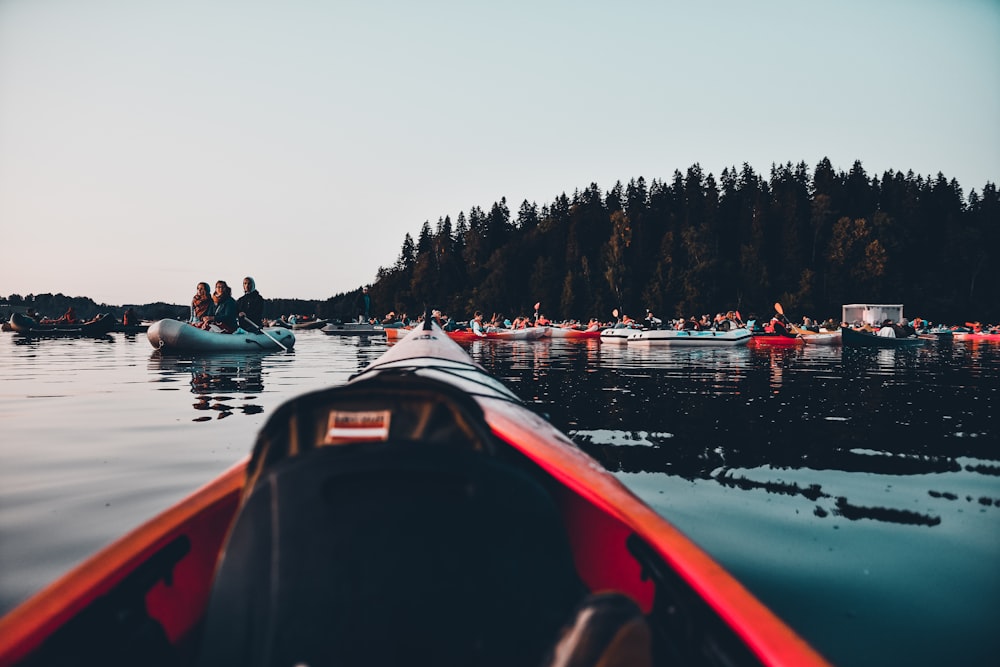 black and red kayak with paddle