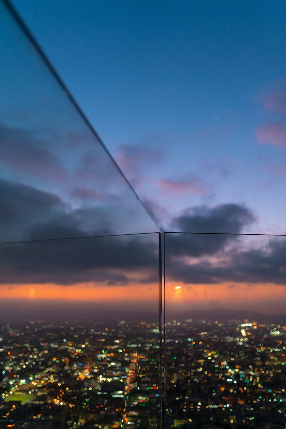 fotografia de alto ângulo de edifícios sob o céu azul