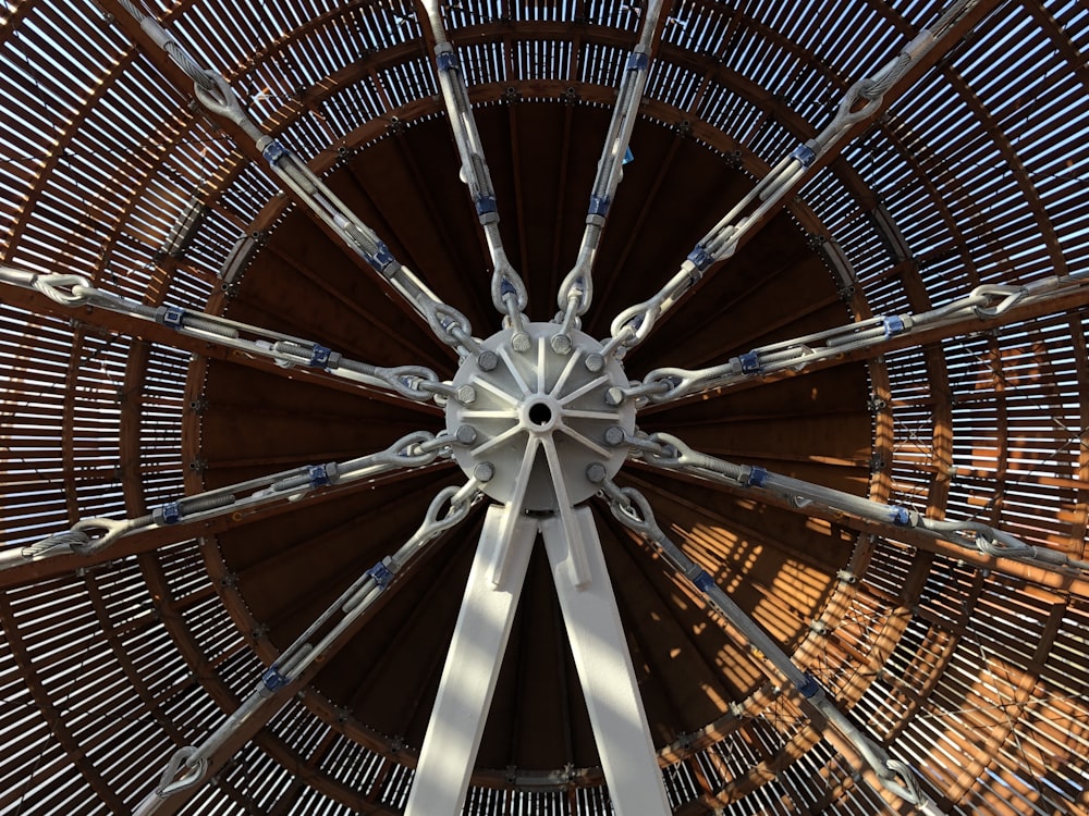 uma vista do interior de uma estrutura de madeira