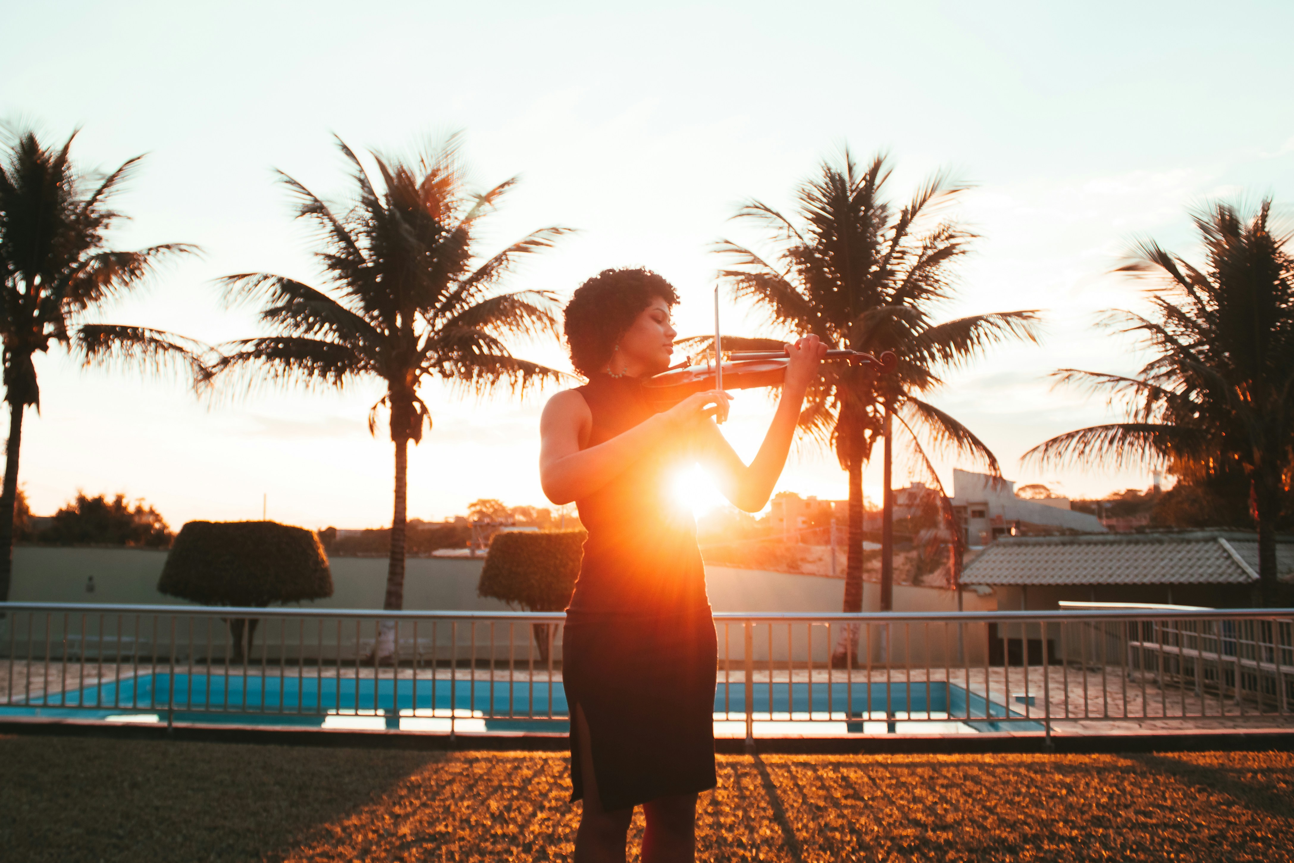 バイオリンを弾く女性