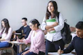 Docente con estudiantes