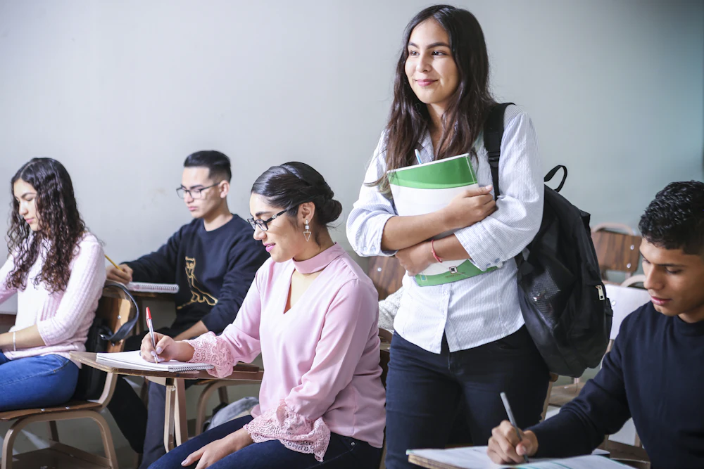 Professora acompanhando alunos em aula