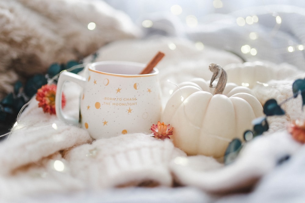 Tasse en céramique blanche avec soucoupe