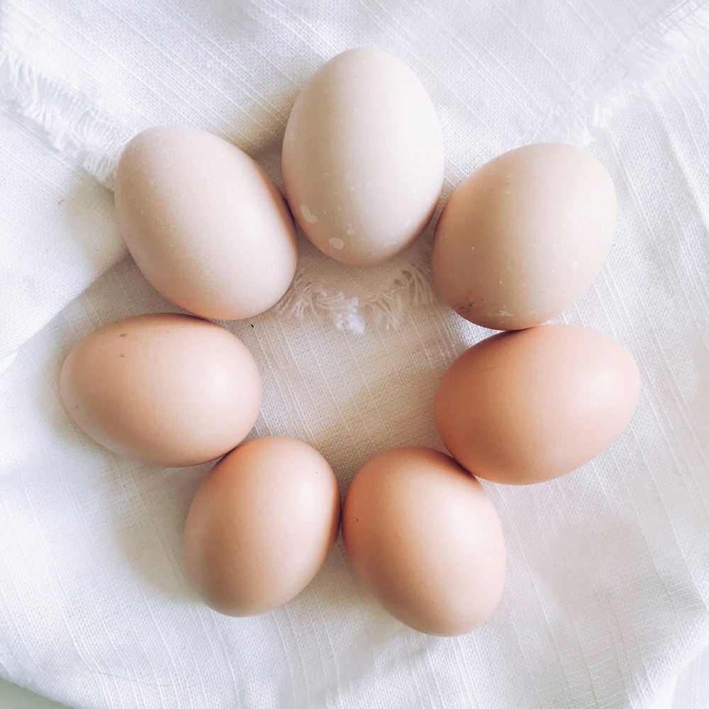 Sieben Eier aus weißem Textil